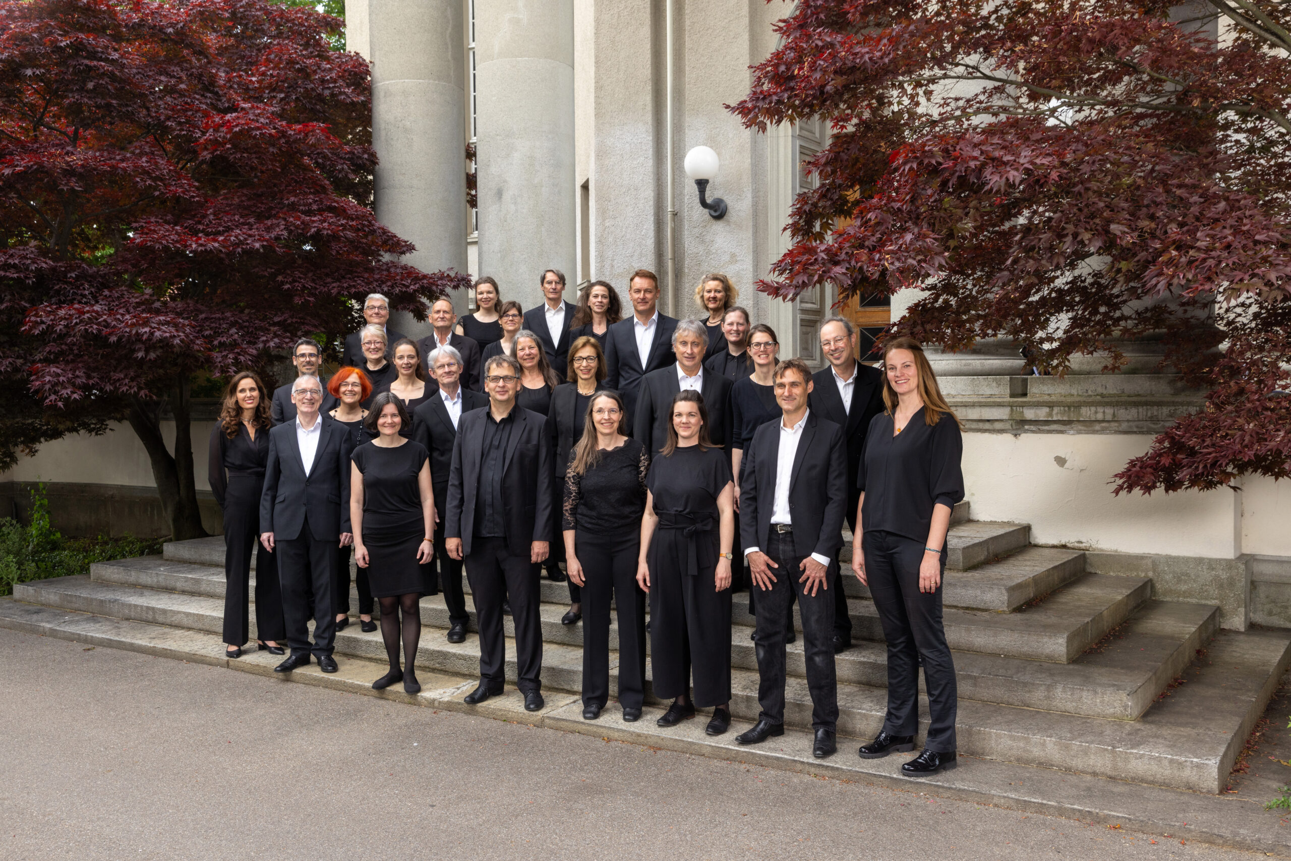 Gruppenbild des Chores vor der Kirche Fluntern im Mai 2024